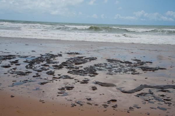 As manchas de óleo que começaram a ser avistadas em alto-mar no final de agosto, atingiram o litoral sergipano no dia 24 de setembro - Adema/Governo de Sergipe