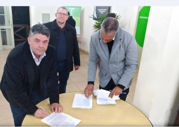 Prefeito em exercício, Arleu Valadar Machado, assinando o Termo de Cooperação (Foto: ASCOM Coronel Bicaco)