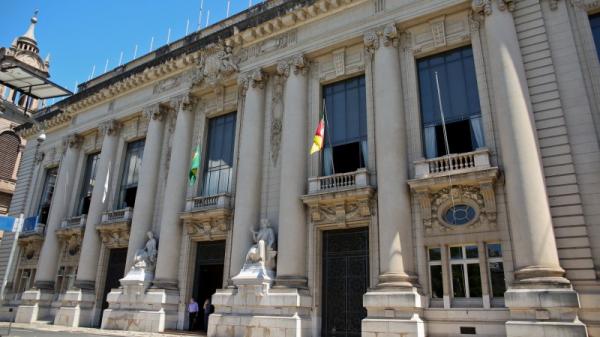 Em 2007, a folha e encargos dos servidores estaduais do RS representavam R$ 10,1 bilhões, chegando a R$ 29,2 bilhões no ano passado (Foto: Leandro Osório)