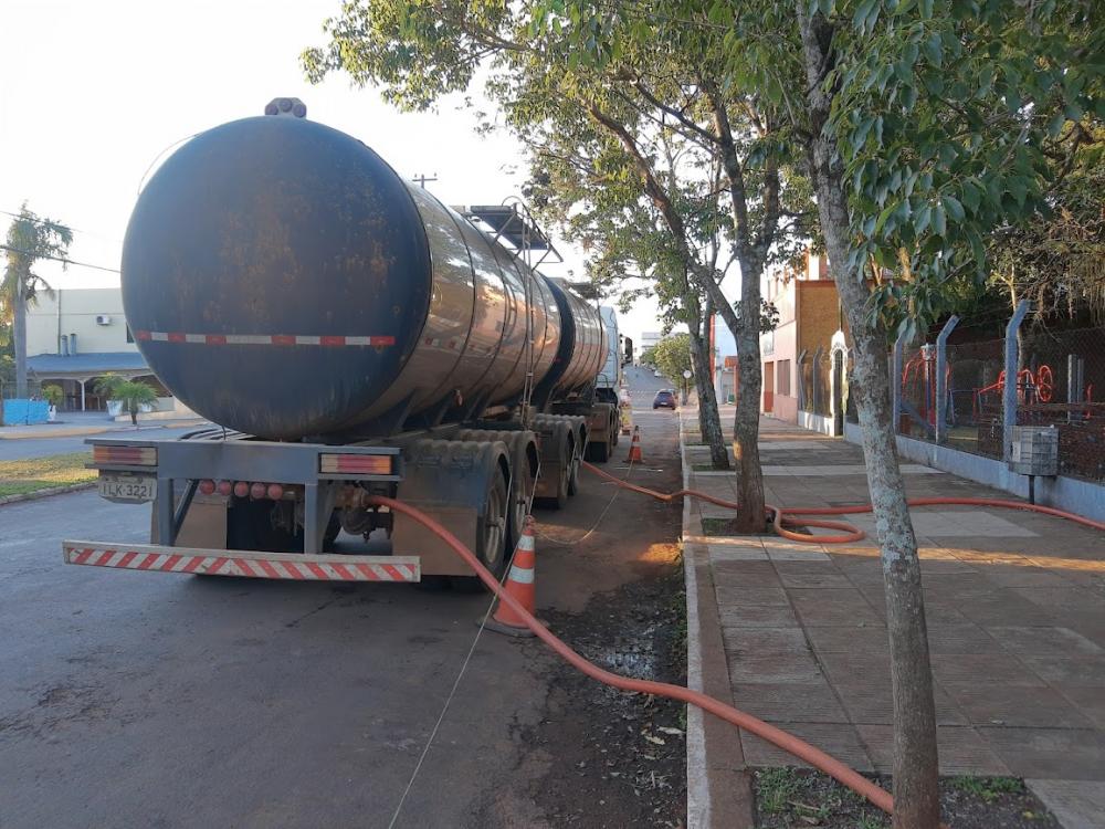Corsan está usando caminhões pipa para suprir demanda em Tenente Portela (Foto: Jonas Martins)