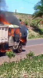 A cabine foi completamente destruída (Foto:Reprodução/Divulgação/Bombeiros Voluntários de Tenente Portela)