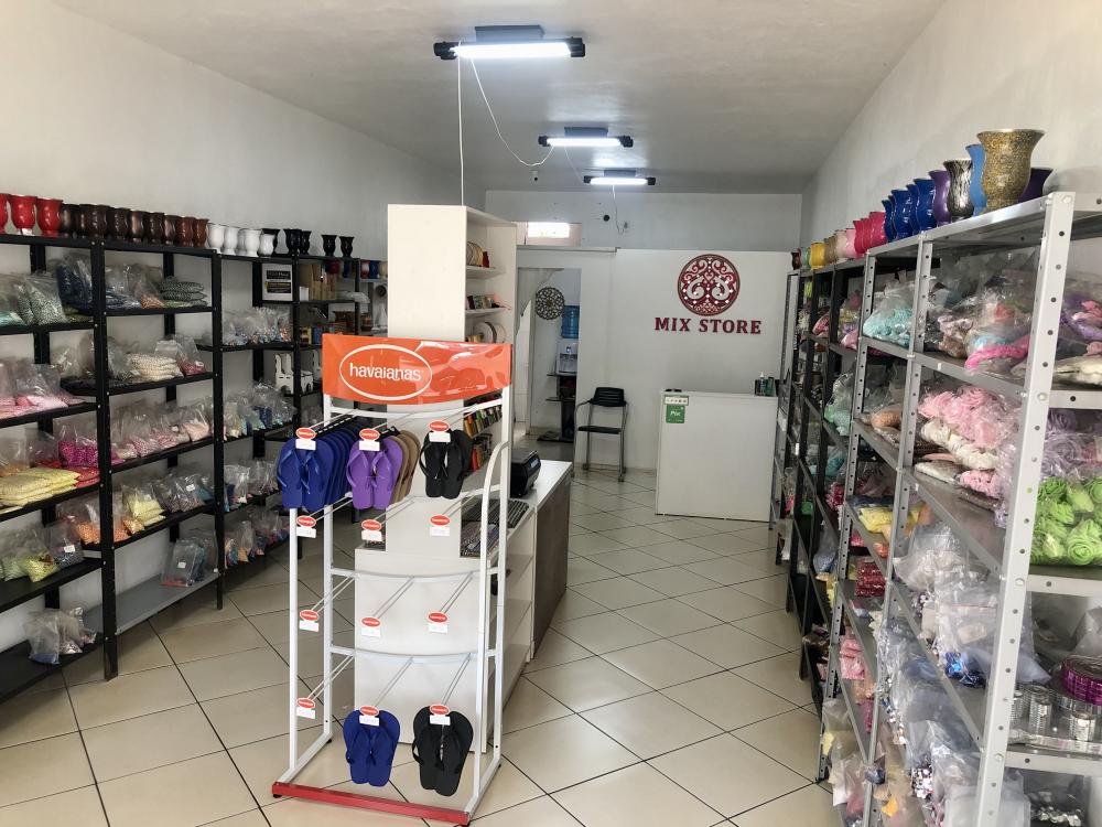 Loja Mix Store é especializada em produtos e acessórios para a customização de cuias, chinelos e outros objetos (Foto: Diones Roberto Becker)
