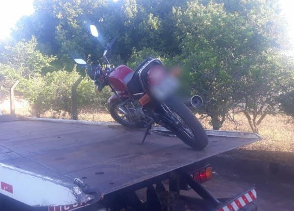 Motocicleta apreendida tinha adulterações na placa, no número do motor e no chassi (Foto: Divulgação/Brigada Militar)