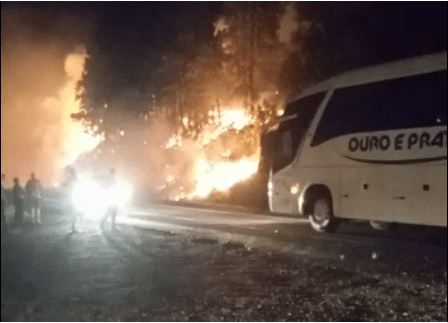(Incêndio em vegetação na noite de terça-feira, às margens da BR-468, em TRês Passos. Foto: Reprodução/Observador Regional)