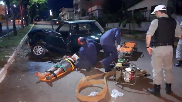  Condutor seguia pela Avenida Costa e Sila quando colidiu contra a árvore - Foto: TP News