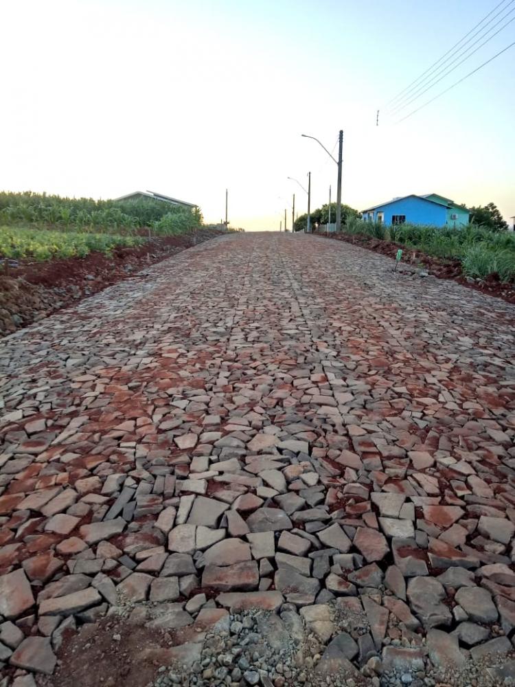 Rua Abrão Groff recebeu pedras irregulares no ano passado (Foto: Divulgação/Ascom Vista Gaúcha)