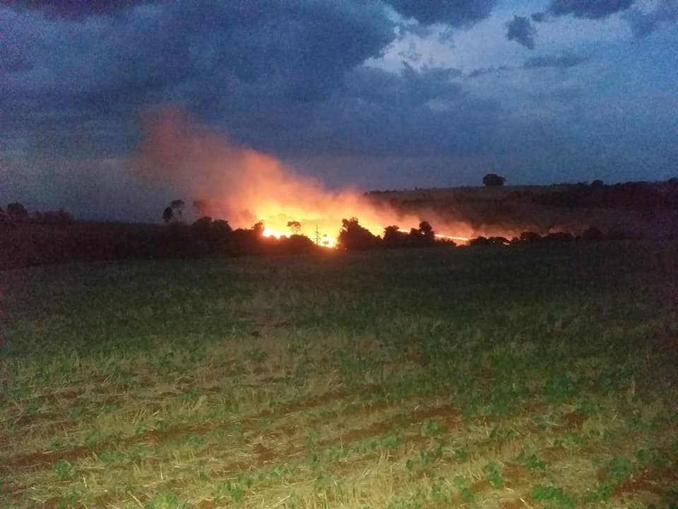 Incêndio causa grande destruição no interior do município (Foto: Divulgação/Bombeiros Voluntários)