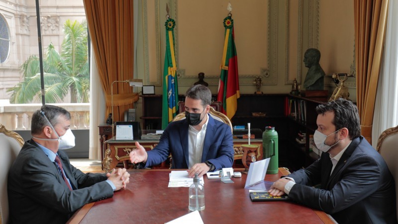 No encontro com Fernandes, Leite destacou o respeito nas interações entre o Executivo e a Justiça Militar - Foto: Itamar Aguiar/Palácio Piratini