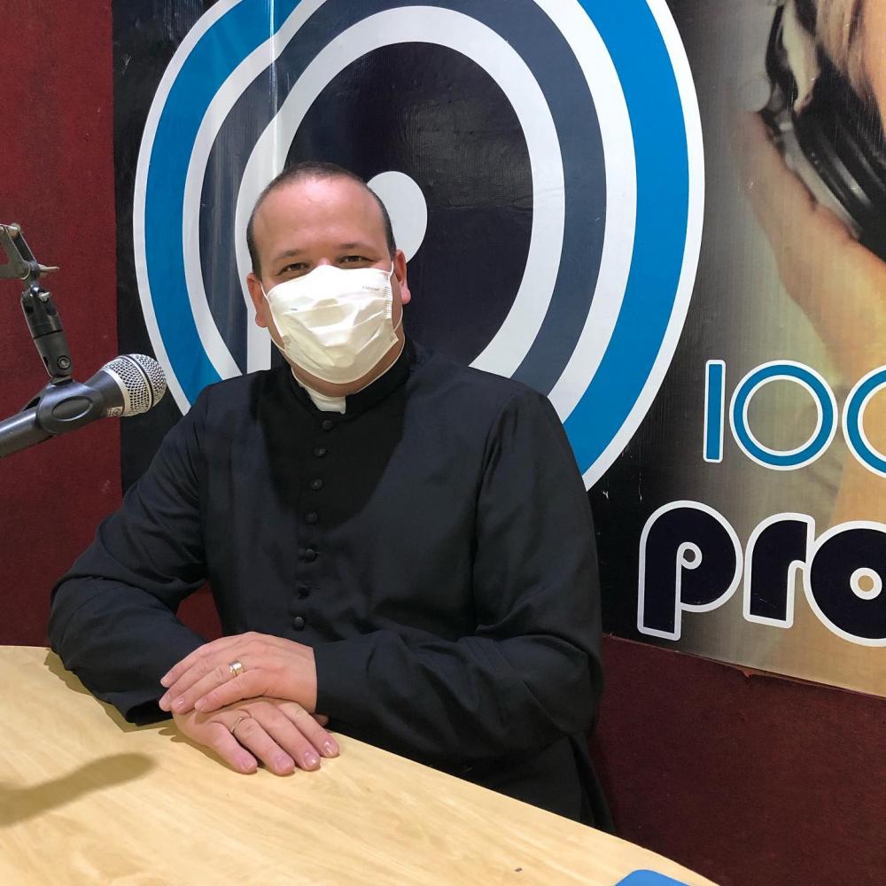Padre Daniel foi entrevistado na manhã de hoje na Rádio Província (Foto: Keli Bigueline)