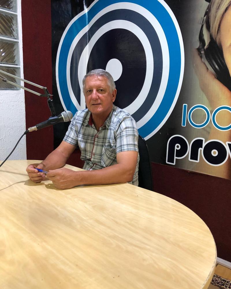 Prefeito Locatelli esteve nos estúdios da Província onde falou sobre o assunto (Foto: Keli Bigueline)
