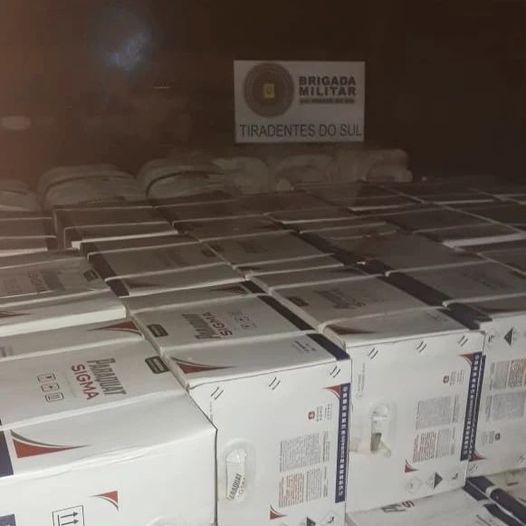 Embalagens de agrotóxicos foram apreendidas durante abordagem de veículo (Foto: Divulgação | 7º BPM)