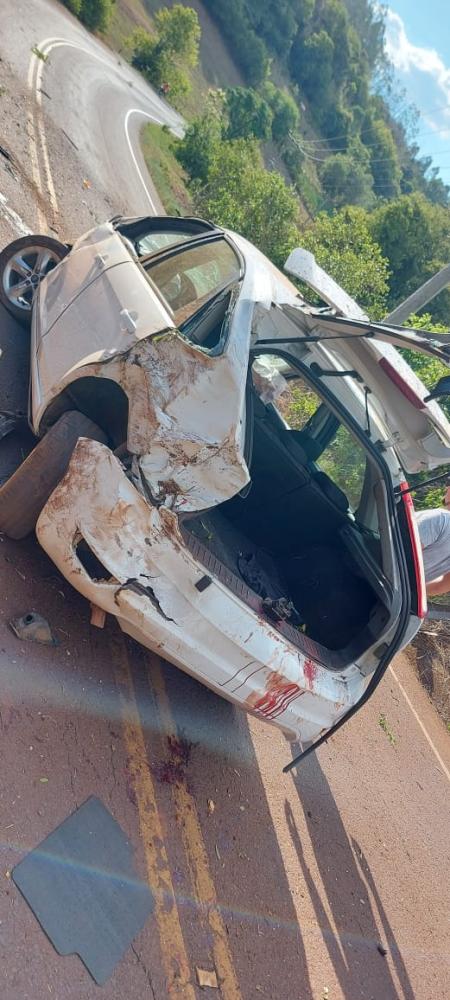 Veículo estava no meio da pista (Foto: Recebida Via WathsApp)