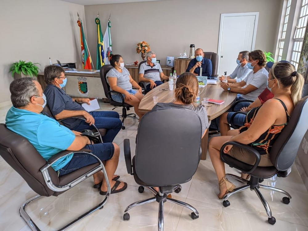 O prefeito realizou uma reunião com os sindicatos e comunicou a sua decisão (Foto: Ascom/Tenente Portela)