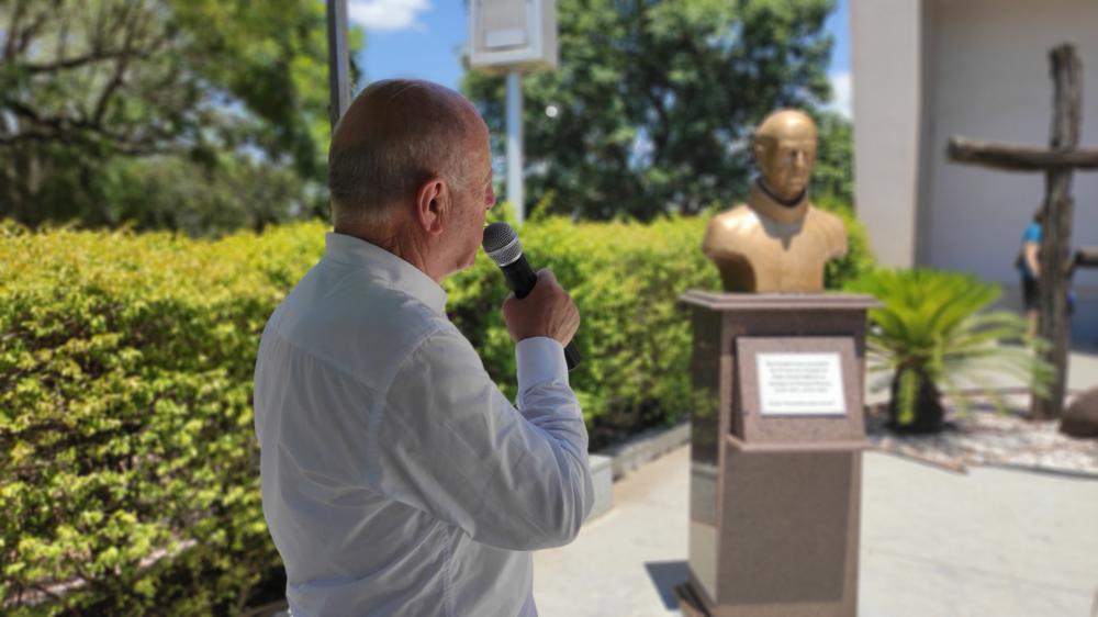 Padre Guido Taffarel recebeu a homenagem da comunidade católica (Foto: Ascom/Tenente Portela)
