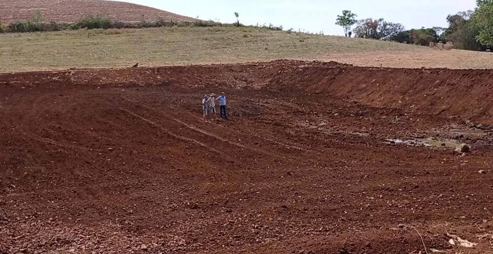 Família espera chuva para encher reservatório (Foto: Observador Regional|)