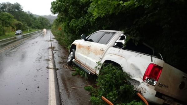 Uma camionete Volkswagen Amarok com placas de Chapecó/SC que fazia sentido Rondinha/Ronda Alta, aquaplanou saindo da pista (Foto Jornalismo Máxima FM/Douglas Consul)