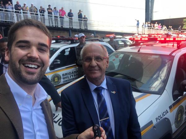 Governador Eduardo Leite entregando a chave da Viatura ao Prefeito Antônio Sartori (Prefeitura Municipal de Campo Novo)