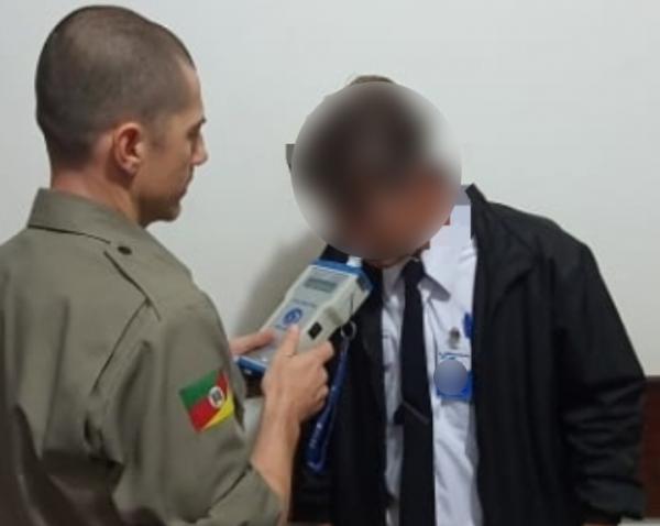Condutor foi convidado a realizar o teste do etilômetro, e o resultado foi positivo sendo 0,91 Dgl de álcool no sangue (Comunicação Social/CRBM)