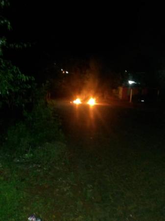 Por volta das 22h indígenas colocaram fogo para impedir o trânsito de veículos na rua Guarita (Foto:Rádio Planeta)