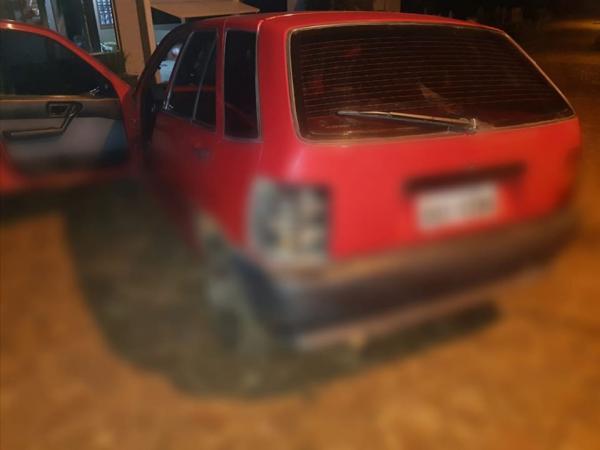 Motorista, com visíveis sinais de embriaguez, colidiu seu Fiat Tipo contra outro veículo estacionado na via pública (Foto: Divulgação/Brigada Militar)