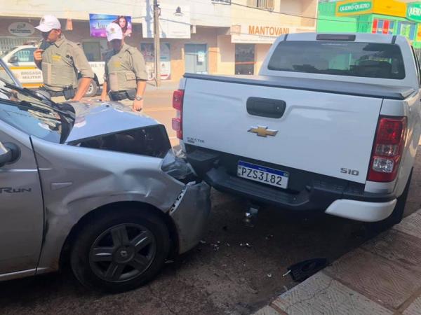 Colisão traseira provocou grandes danos em ambos os veículos (Foto: Diones Roberto Becker)