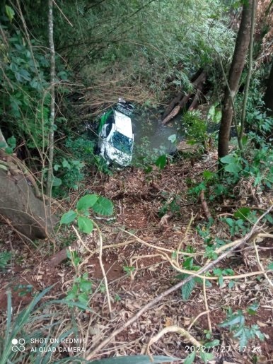 O carro foi removido por um guincho (Foto:Divulgação/ whatsapp/ Rede Peperi)