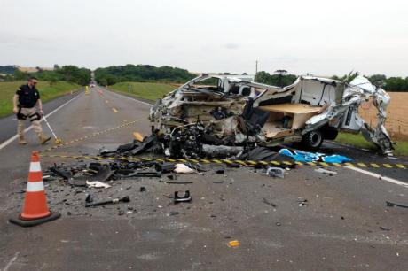 Motorista da van morreu no local ( Foto: Leandro Vesoloski / Rádio Uirapuru)