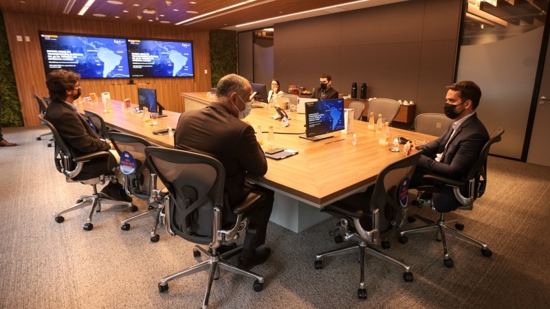 Leite e Rui Chammas, presidente da ISA CTEEP, durante reunião na sede da empresa em São Paulo - Foto: Gustavo Mansur / Palácio Piratini