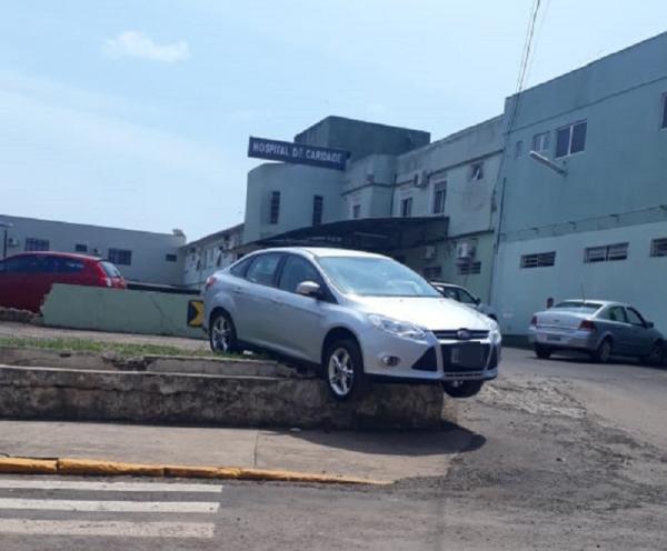 Apesar do susto ninguém se feriu e o carro também não sofreu grandes avarias - Foto: WhatsApp