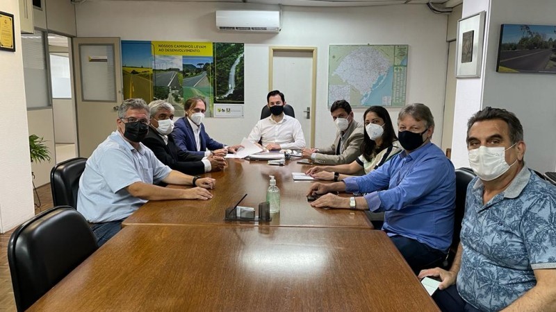 Secretário Juvir Costella e o diretor-geral do Daer, Luciano Faustino, na assinatura com integrantes da prefeitura de Alegrete - Foto: Divulgação / Daer