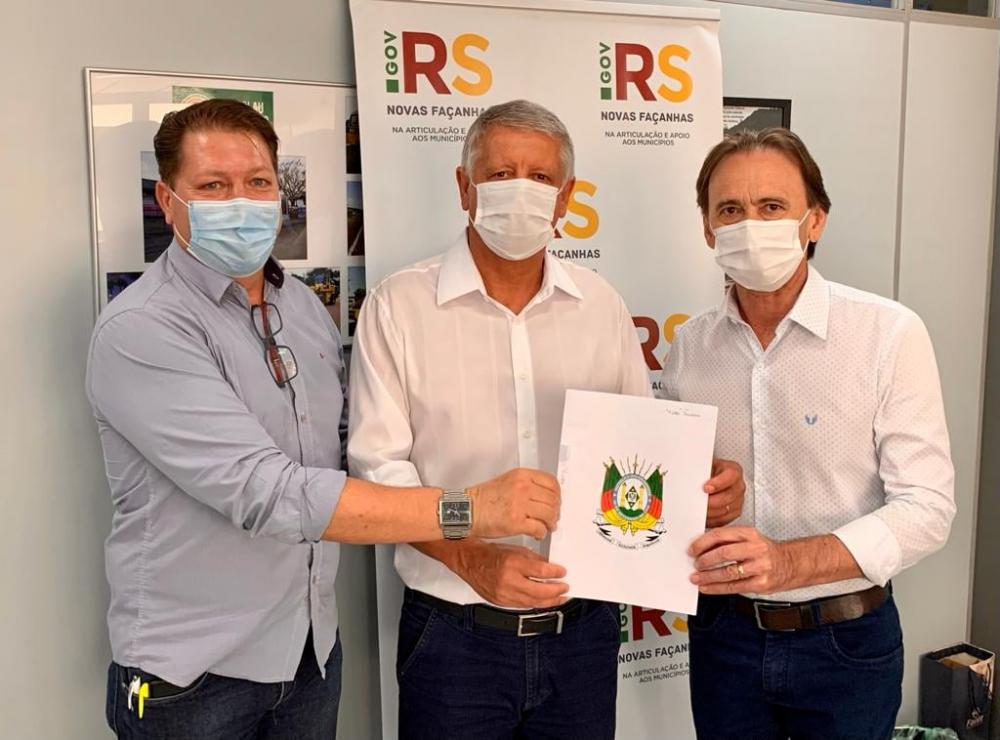 Claudemir Locatelli assinou o convênio em Porto Alegre (Foto: Divulgação)