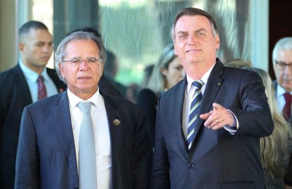 O presidente Jair Bolsonaro e o ministro Paulo Guedes (Economia) entregarão ao Congresso nesta terça (5) propostas para a área econômica — Foto: Fabio Rodrigues Pozzebom/Agência Brasil