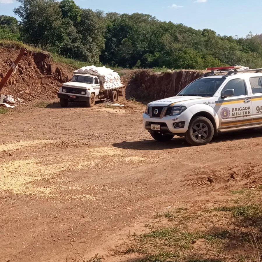 Caminhão estava sendo carregado no momento da abordagem (Foto: Divulgação)