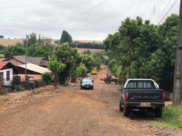 Edis lamentaram a demora na finalização das obras de responsabilidade da CORSAN na Rua Serafim Paranhos, na saída para Braga (Foto: Diones Roberto Becker)