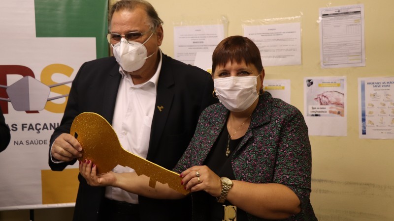 Chave simbólica foi entregue pela secretária adjunta Ana Costa ao secretário municipal Mauro Sparta para marcar transferência - Foto: Divulgação SES