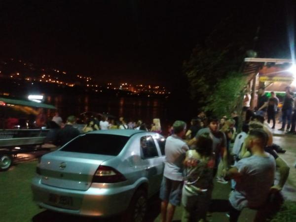 Grande número de pessoas acompanham o trabalho dos Bombeiros. (Foto: Leandro Borges)