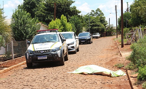 Após ser atingida por golpes de faca, ex-companheira do agressor tentou buscar socorro e morreu na frente da casa (Foto: Reprodução | Observador Regional)