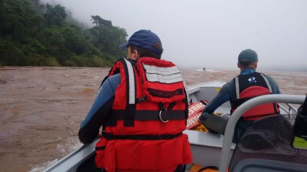 Redução no nível do Rio Uruguai ajudará na visibilidade das equipes que realizam as buscas por Andrei Franchini (Foto: Divulgação/Corpo de Bombeiros)