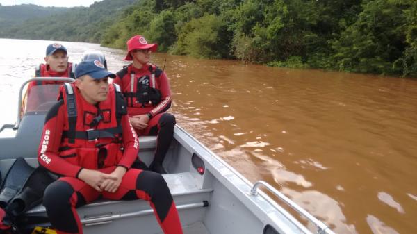 Equipes trabalham de forma intensiva cobrindo uma área de 16Km de água