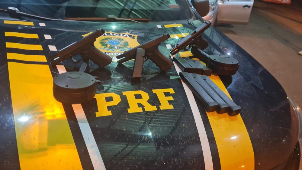 Armas de fogo e carregadores eram transportadas em um automóvel ocupado por uma família de Ijuí (Foto: Divulgação | PRF)