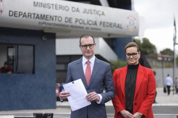 Advogado Cristiano Zanin Martins (de terno) HENRY MILLEO / AFP