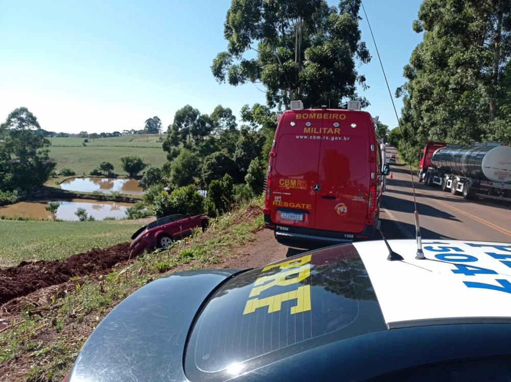 Após a colisão frontal, a Land Rover Evoque parou em um barranco ao lado da rodovia (Foto: Divulgação | PRF)