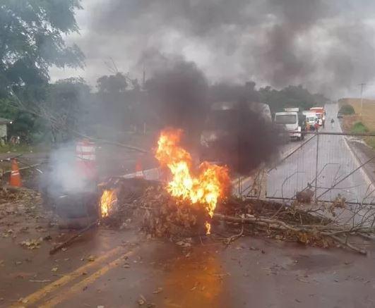 Após confronto com morte nesta quinta-feira, indígenas fecharam rodovia ERS-330 (Foto: RD Foco)