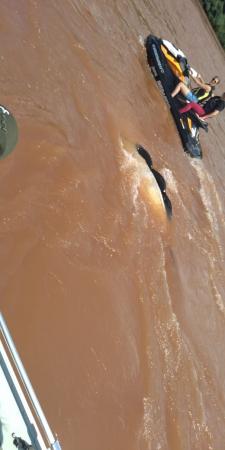 Barco está sendo rebocado para o quartel dos bombeiros de Itapiranga (Foto: Divulgação)