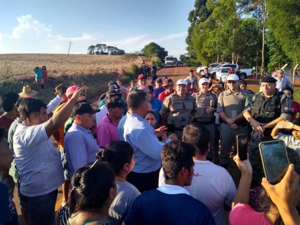 Antes da liberação da rodovia o Cacique Carlinhos se manifestou agradecendo a compreensão de todos os motorista que entenderam o motivo do bloqueio (Foto: Observador Regional)