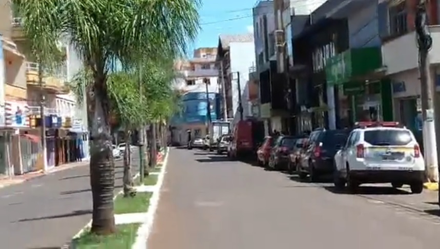 Criminosos adentraram na loja por volta das 12 horas desta segunda-feira (7/2) e anunciaram o assalto (Foto: Reprodução | Facebook Tribuna da Produção)