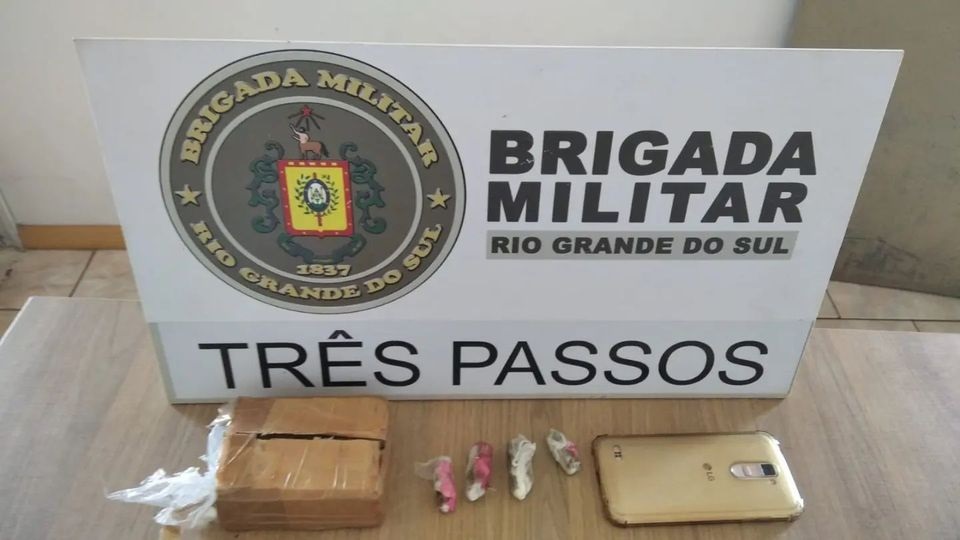 Foi apreendido meio tijolo de maconha (Foto: Divulgação/Brigada Militar)