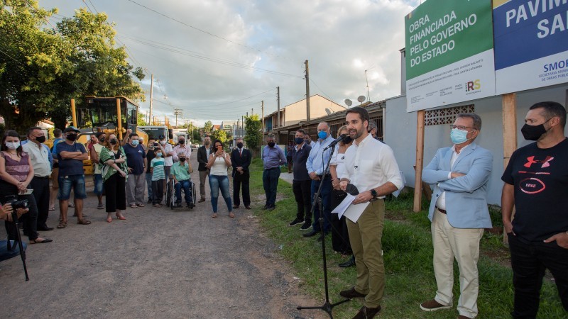Conforme Leite, assim como Gravataí celebra o início da pavimentação, mais de 400 municípios vão poder comemorar obras como esta - Foto: Felipe Dalla Valle / Palácio Piratini