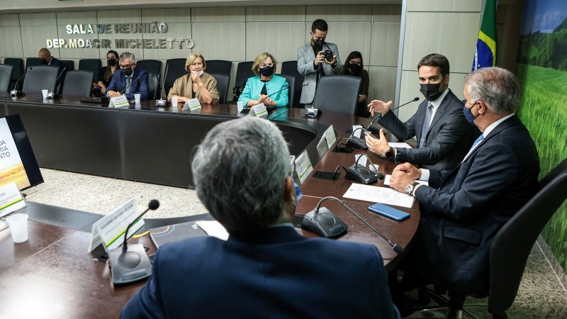 Em razão de a ministra ter testado positivo para Covid, Leite se reuniu com secretário executivo do ministério, Marcos Montes - Foto: Gustavo Mansur / Palácio Piratini