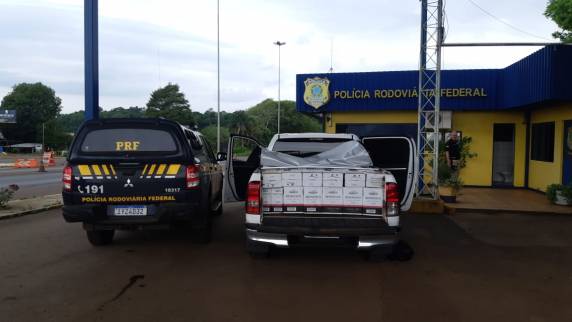 Mercadorias e a Toyota Hilux foram apreendidas (Foto: Divulgação/PRF)
